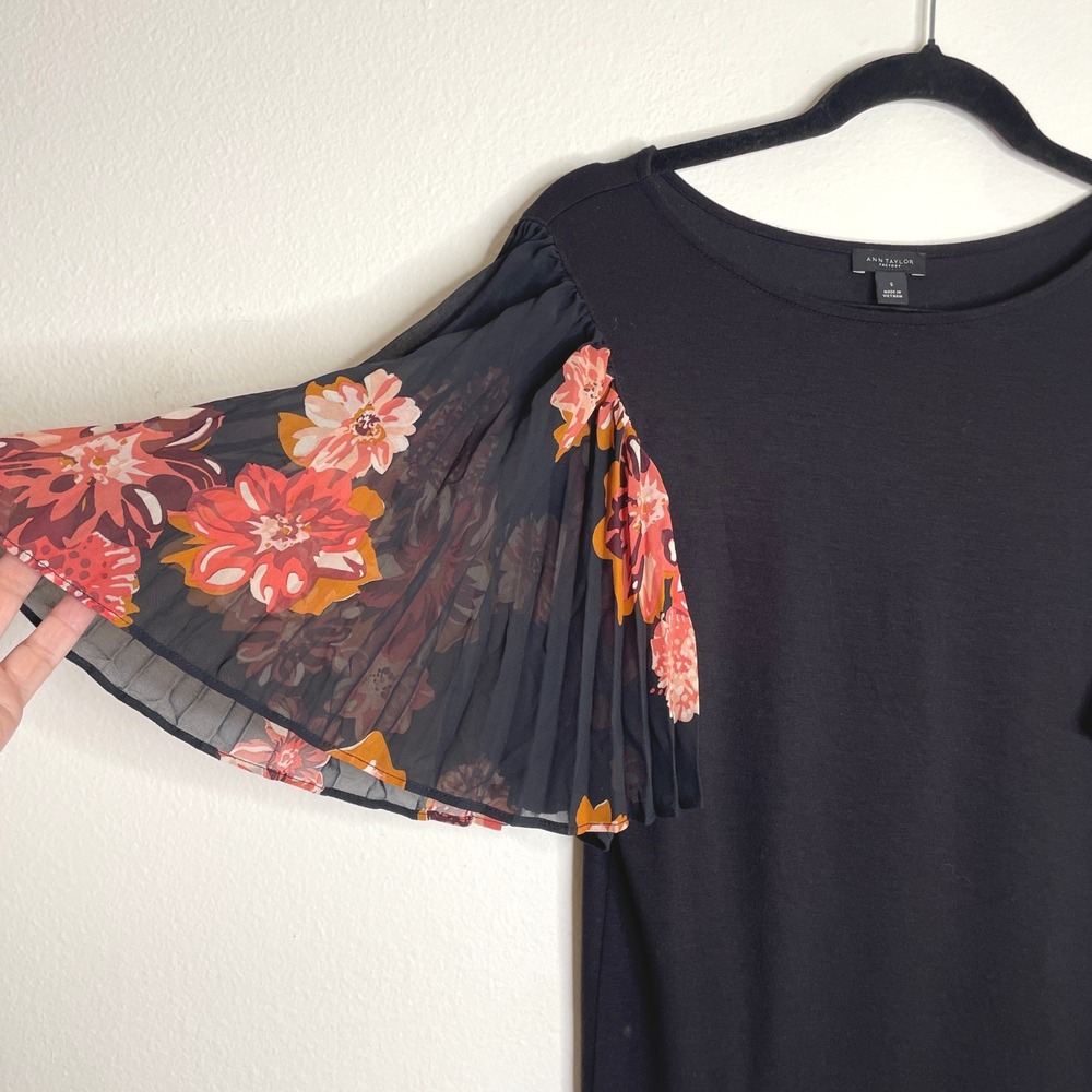 Ann Taylor Flutter Sleeve Top Women Size S Black Floral‎ Pleated Feminine Casual